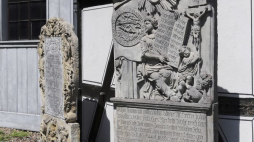 Kościół Pokoju pw. Trójcy Świętej w Świdnicy: kamienne epitafia z XVII i XVIII w. mieszczan świdnickich i okolicznej szlachty. Fot. PAP/J. Undro