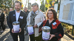 Prezydent Krakowa Aleksander Miszalski (L), muzyk Aleksander Łodzia-Kobyliński "Makino" (C) oraz aktorka Anna Dymna (P) podczas kwesty na Cmentarzu Rakowickim w Krakowie. Fot. PAP/Art Service