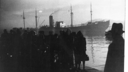 Oczekujący na zaokrętowanie Żydzi na nabrzeżu w Oslo, w tle SS Donau, autor: Georg W. Fossum, źródło: HL-Senteret, Oslo