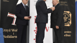 Działacze opozycji z czasów PRL odznaczeni Krzyżami Wolności i Solidarności, fot. Urząd Wojewódzki w Olsztynie