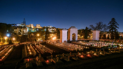 Zapalone znicze w ramach akcji "Światełko Pamięci dla cmentarza Łyczakowskiego" na polskim wojskowym cmentarzu Orląt Lwowskich. Lwów, 01.11.2024. Fot. PAP/V. Hrabar