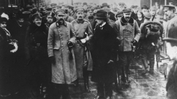 Powitanie Józefa Piłsudskiego w Warszawie w grudniu 1916 r. Zdjęcie to przez niektórych traktowane jest jako scena z listopada 1918 r. , fot. PAP/CAF/reprodukcja
