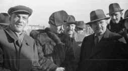 Józef Sigalin (pierwszy z lewej) w 1948 r. oprowadzał po budowie trasy W-Z w Warszawie Wandę Wasilewską i Hilarego Minca, fot. CAF/PAP