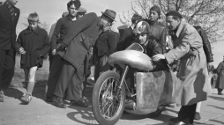 Historia jednej fotografii z Bazy Zdjęć PAP: pierwszy po wojnie motocyklowy rekord szybkości
