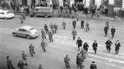 Funkcjonariusze ORMO i milicji w trakcie pacyfikacji studenckich protestów w marcu 1968 r. w Warszawie, fot. PAP/CAF/T. Zagoździński