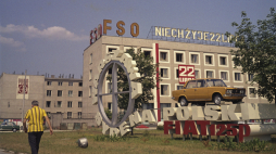 Reklama produktu Fabryki Samochodów Osobowych (FSO) - samochodu osobowego Polski Fiat 125p - przed siedzibą zakładów produkcyjnych FSO na warszawskim Żeraniu, 1972 r. PAP/Janusz Rosikoń