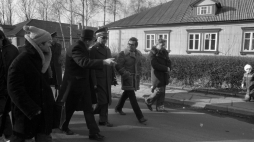 Warszawa 02.1981. Premier, generał Wojciech Jaruzelski (w mundurze) z wizyta gospodarską na osiedlu akademickim Przyjaźń na Jelonkach w dzielnicy Wola. PAP/Grzegorz Rogiński