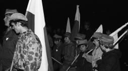 11 listopada 1981: niezależne obchody 63. rocznicy odzyskania niepodległości. Tego samego dnia odbyły się też pierwsze od zakończenia II wojny uroczystości państwowe, fot. PAP/J. Kośnik 