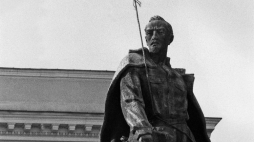Demontaż pomnika Feliksa Dzierżyńskiego w Warszawie, 17 listopada 1989, fot. PAP/Z. Żyburtowicz