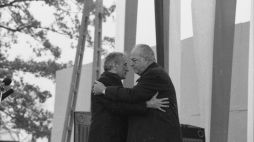 Kanclerz Helmut Kohl i premier Tadeusz Mazowiecki przekazują sobie gest pojednania podczas mszy w Krzyżowej 12 listopada 1989 r., fot. PAP/A. Hawalej