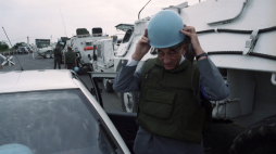 Tadeusz Mazowiecki na punkcie granicznym z Serbią kontrolowanym przez Siły Ochronne Organizacji Narodów Zjednoczonych w sierpniu 1992 r. Fot. PAP/P. Kopczyński