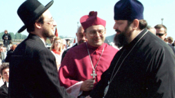 „Dni Majdanka”, organizowane dla uczczenia ofiar tego obozu zagłady, 1999 r. N/Z:od lewej :Rabin Baruch Rabinowitz z Warszawy, metropolita lubelski abp Józef Życiński, ordynariusz lubelsko-chełmskiej diecezji Kościoła Prawosławnego bp Abel podczas uroczystości. PAP/Mirosław Trembecki