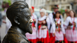 Pomnik - Kufer Reymonta przy ul. Piotrkowskiej w Łodzi. Fot. PAP/ G. Michałowski