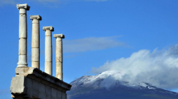 Ruiny Pompei na tle Wezuwiusza. PAP/EPA/Cesare Abbate 