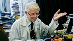 Prof. Wiesław Jędrzejczak, w 1984 r. z zespołem lekarzy w szpitalu w Warszawie przeprowadził pierwszy udany przeszczep szpiku w Polsce, fot. PAP/M. Kaliński