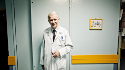 Prof. Wiesław Jędrzejczak, w 1984 r. z zespołem lekarzy w szpitalu w Warszawie przeprowadził pierwszy udany przeszczep szpiku w Polsce, fot. PAP/M. Kaliński