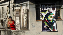 Plakat z podobizną Fidela Castro w jednym z zaułków Hawany, fot. PAP/EPA/R. Pujol