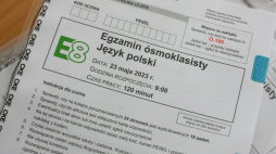 Arkusz egzaminacyjny z języka polskiego podczas egzaminu ósmoklasisty w 2023 r. Fot. PAP/L. Muszyński