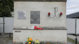 Miejsce pamięci - tablica przy tzw. Zieleniaku w Warszawie, fot. PAP/P. Supernak