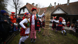 Ceremonia osadzenia chochoła w podkrakowskich Bronowicach, fot. PAP/Ł. Gągulski