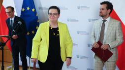 Wiceminister edukacji Katarzyna Lubnauer, wicedyrektor Instytutu Badań Edukacyjnych Tomasz Gajderowicz oraz prezes Centrum Edukacji Obywatelskiej Jędrzej Witkowski podczas konferencji na temat projektu edukacji obywatelskiej w szkołach, fot. PAP/L. Szymański
