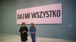 Dyrektor Muzeum Sztuki Współczesnej MOCAK-u Maria Anna Potocka (P) po konferencji prasowej nt. trzech nowych wystaw w Muzeum Sztuki Współczesnej MOCAK w Krakowie w październiku 2024 r. Fot. PAP/Ł. Gągulski 