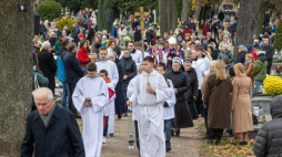 Prymas Polski abp Wojciech Polak (w tle) przewodzi procesji żałobnej na cmentarzu przy kościele św. Piotra i Pawła w Gnieźnie w Dniu Wszystkich Świętych. Fot. PAP/P. Jaskółka