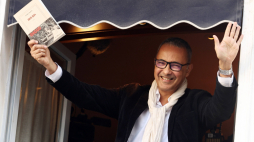 Kamel Daoud po otrzymaniu nagrody Goncourt za rok 2024. Fot. PAP/EPA/C. Petit