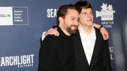Amerykańscy aktorzy Kieran Culkin (L) i Jesse Eisenberg (P) na premierze filmu „Prawdziwy Ból” w reżyserii Eisenberga 4 listopada 2024 r. w Muzeum Historii Żydów Polskich POLIN w Warszawie. Fot. PAP/A. Zawada