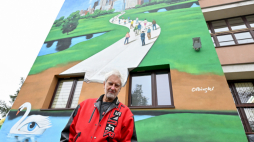 Malarz i artysta grafik Rafał Olbiński podczas odsłonięcia muralu jego autorstwa na ścianie I Liceum Ogólnokształcącego im. Stefana Żeromskiego w Kielcach. PAP/Piotr Polak