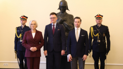 Marszałek Sejmu Szymon Hołownia (C) oraz wicemarszałkowie Krzysztof Bosak (2P) i Dorota Niedziela (2L) podczas uroczystości odsłonięcia rzeźby Hanny Nałkowskiej „Polonia – Rycerz - Bojownik”. (mr) PAP/Leszek Szymański