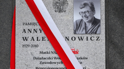 Tablica poświęcona Annie Walentynowicz na budynku NSZZ "Solidarność" w Gdańsku, fot. PAP/A. Warżawa