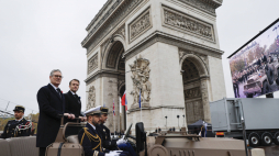 Prezydent Francji Emmanuel Macron i premier Wielkiej Brytanii Keir Starmer pod Łukiem Triufalnym w Paryżu, fot. AFP POOL/PAP/EPA/L. Marin