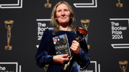 Samantha Harvey podczas gali nagrody Bookera w Londynie. Fot. PAP/EPA/A. Rain