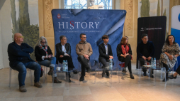 (L-P) scenograf Wojciech Stefaniak, kostiumograf Dorota Roqueplo, reżyser Maciej Wojtyszko, dyrygent Jakub Szafrański, dyrygent Karol Szwech, asystentka Rity Gombrowicz Mariola Odzimkowska, kompozytor Michał Dobrzyński i menadżerka kultury Magdalena Kaczorowska podczas konferencji prasowej poświęconej prapremierze opery pt. „HISTORY” w Teatrze Królewskim w Muzeum Łazienki Królewskie w Warszawie. PAP/Piotr Nowak