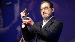 Laureat nagrody za Najlepszą Kreację w Serialu Telewizyjnym - japoński aktor Hiroyuki Sanada podczas gali otwarcia 32. Międzynarodowego Festiwalu Sztuki Autorów Zdjęć Filmowych EnergaCamerimage w Toruniu. Fot. PAP/T. Żmijewski