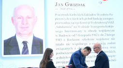 Karol Nawrocki, prezes IPN, wręcza Krzyż Kawalerski Orderu Odrodzenia Polski Janowi Gwizdakowi, fot. PAP/A. Warżawa