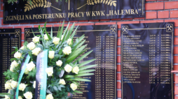 Tablica ku czci górników, którzy zginęli w kopalni "Halemba" w Rudzie Śląskiej. W największej katastrofie 21 listopada 2006 śmierć poniosły 23 osoby, fot. PAP/M. Meissner
