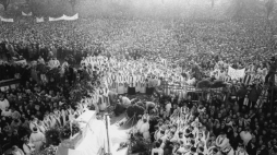 Pogrzeb księdza Jerzego Popiełuszki w kościele św. Stanisława Kostki. Warszawa, 03.11.1984. Fot. PAP/PAI/W. Kryński