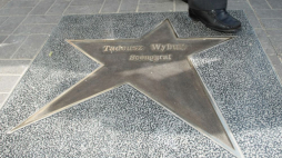 W Alei Gwiazd odsłonięto gwiazdę Tadeusza Wybulta. Łódź, 2008 r. Fot. PAP/G. Michałowski