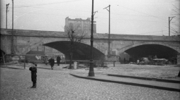Odbudowany po wojnie i poszerzony wiadukt kolejowy nad ul. Targową. Warszawa, 1948 r. Fot. PAP/CAF