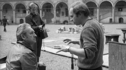 Aktorzy Starego Teatru w scenach i monologach z Hamleta Williama Shakespeare'a, w reżyserii Andrzeja Wajdy (L), próba na dziedzińcu Zamku Królewskiego na Wawelu. W roli tytułowej dramatu Jerzy Stuhr (P). Kraków, 18.06.1981. Fot. PAP/PAI/J. Ochoński