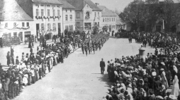 Uroczystość wręczenia sztandaru 2 Eskadrze Wielkopolskiej w Nowym Mieście nad Wartą., 5 maja 1919 r/Źródło: NAC