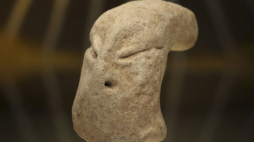 Figurka sprzed 7 tysięcy lat odkryta przez archeologów z Uniwersytetu Warszawskiego podczas badań na stanowisku Bahra I w Kuwejcie, fot. Centrum Archeologii Śródziemnomorskiej Uniwersytetu Warszawskiego 