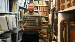Piotr Nazaruk w magazynie Żydowskiego Instytutu Historycznego z książkami z lubelskiej jesziwy, fot. Brama Grodzka