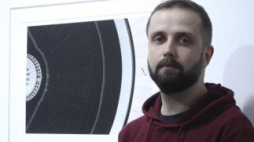 Sebastian Piórek i jego praca "Spodek nad miastem, życie pod nim", fot. Amelia Koziarz