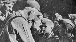 Gen. Kazimierz Sosnkowski w szkole junaków podczas II wojny światowej, fot PAP/CAF