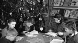 Czytelnia dziecięca przy ul. Piusa XI (ul. Pięknej) w Warszawie, 1947 r. /PAP 