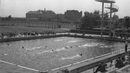 Pierwsza runda mistrzostw Polski w piłce wodnej na basenie Legii, Warszawa, 25 czerwca 1948 r.  /PAP/CAF