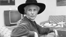 Poetka, autorka tekstów piosenek Agnieszka Osiecka w swoim mieszkaniu na Saskiej Kępie w Warszawie, 1977 r. PAP/Witold Rozmysłowicz